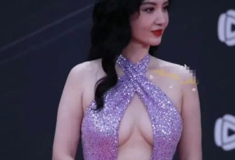 张萌参加星光打赏，礼服过于性感前卫，众男星不敢侧目观看
