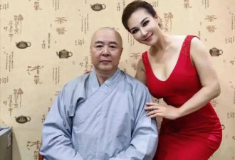 67岁徐少华现身商演！与侯耀华女徒弟同框，模仿女儿国片段引争议