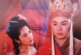 67岁徐少华现身商演！与侯耀华女徒弟同框，模仿女儿国片段引争议