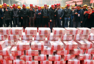 中国公务员普遍加薪引争议 刺激消费还是加剧分化