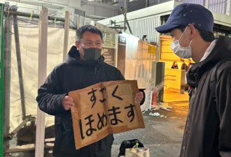 43岁男子靠街头夸奖陌生人赚钱 单日收入1万