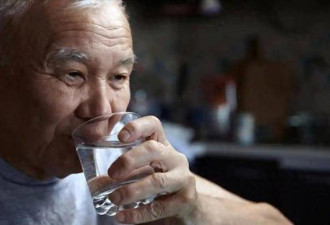 对胃伤害最大的不是喝酒 不是浓茶 很多人天天做