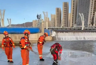 冬泳爱好者被困冰层下方，当地：正在搜救