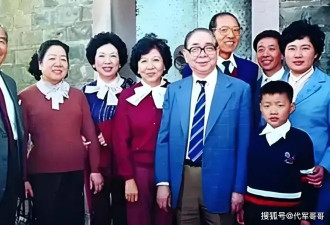 他曾与四大天王齐名，被富婆包养十年后变痴傻，看破红尘当了和尚