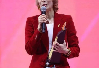 郑秀文夺叱咤最喜爱女歌手奖！隔24年上台领奖