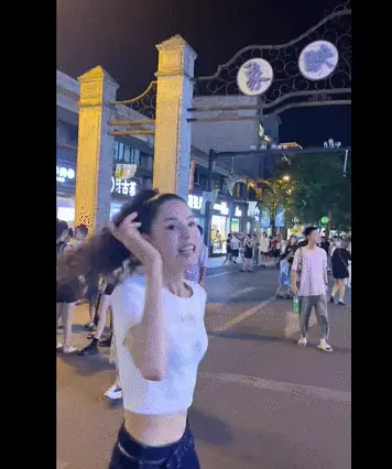李若彤58岁“回春”近照震撼内娱！网友: 姑姑这是偷练了玉女心经吗？