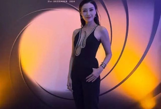 54岁李嘉欣被偶遇，又白又瘦少女感十足