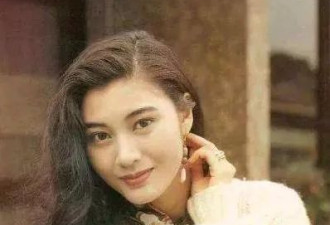 54岁李嘉欣被偶遇，又白又瘦少女感十足