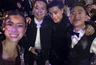 霍启仁携未婚妻参加友人婚礼，女方弯腰驼背气质一般