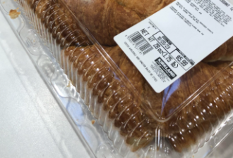 "恶心"!Costco顾客疯狂开盒牛角包!徒手伸进去做这事!全网炸翻!