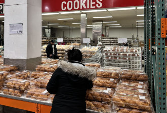 "恶心"!Costco顾客疯狂开盒牛角包!徒手伸进去做这事!全网炸翻!