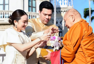 泰国美女总理和帅气老公新年亮相！穿小金裙惊艳，比姑姑英拉都美