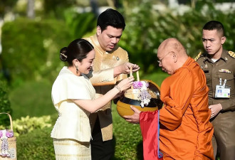 泰国美女总理和帅气老公新年亮相！穿小金裙惊艳，比姑姑英拉都美