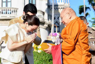 泰国美女总理和帅气老公新年亮相！穿小金裙惊艳，比姑姑英拉都美