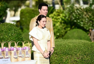 泰国美女总理和帅气老公新年亮相！穿小金裙惊艳，比姑姑英拉都美