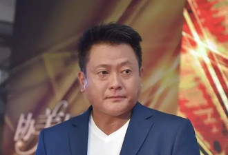 知名港星近况曝光！身形臃肿帅气形象不再，单膝跪地捡零钱太狼狈