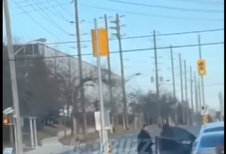 Brampton再发生当街抢奔驰！多名嫌犯路口拦车 持械逼车主下车