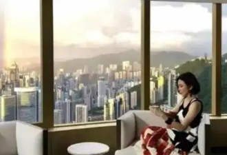 62岁关之琳在豪宅与小鲜肉依偎在一起，穿搭时髦容光焕发，差几十岁却似同龄人