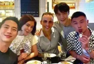 62岁关之琳在豪宅与小鲜肉依偎在一起，穿搭时髦容光焕发，差几十岁却似同龄人