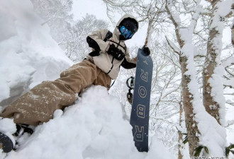 谢霆锋带大儿子滑雪，父子互拍对方帅照