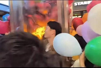 河南商场跨年夜氢气球突然爆炸 多人灼伤险酿踩踏…