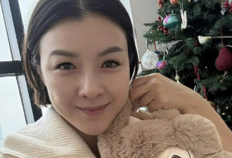 恭喜！43岁香港知名女星被曝怀第四胎，上围突然变丰满孕味十足