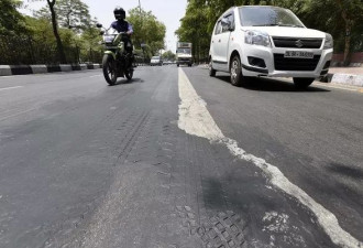 男被警强压在93度烧烫柏油路上，三度烧烫伤毁容