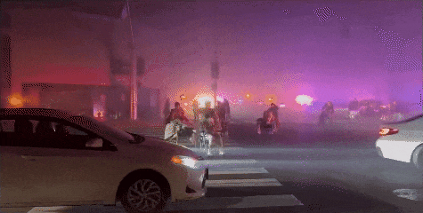 8万人"末日逃亡"堵死公路!明星富豪弃车逃命:千万豪宅被摧毁!