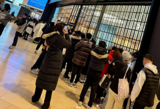 Yorkdale长队排爆！华人凌晨4点疯抢"蛇年限定款"！开门就秒空
