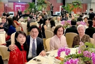 郭晶晶随夫出席家族宴会！蕾丝旗袍温婉贤惠，搭珍珠耳环精致富贵