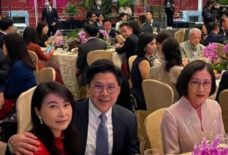 郭晶晶随夫出席家族宴会！蕾丝旗袍温婉贤惠，搭珍珠耳环精致富贵