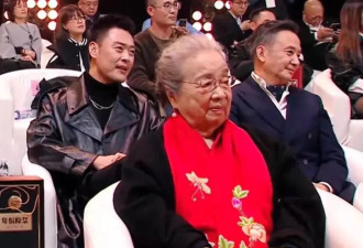 国剧盛典：周雨彤大秀美背，王鸥镂空礼服大胆