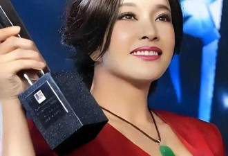 刘晓庆在国外与小鲜肉共进晚餐，穿低胸豹纹服好性感，不愧是庆奶
