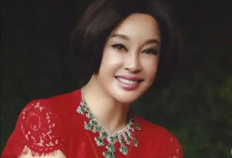 刘晓庆在国外与小鲜肉共进晚餐，穿低胸豹纹服好性感，不愧是庆奶