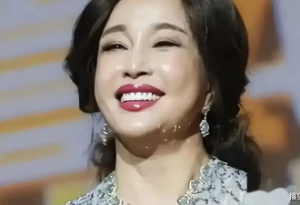 刘晓庆在国外与小鲜肉共进晚餐，穿低胸豹纹服好性感，不愧是庆奶