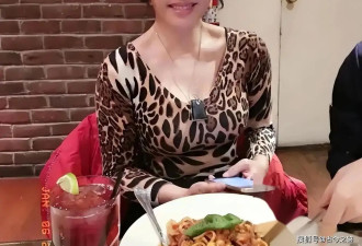 刘晓庆在国外与小鲜肉共进晚餐，穿低胸豹纹服好性感，不愧是庆奶