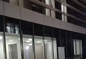 中国医院女厕装“透明落地窗”路人全看光！网惊
