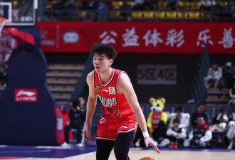 俱乐部回应男篮球员“将女友装行李箱带进宿舍”被禁赛