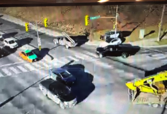 汽车在北约克路口连撞多辆汽车 司机逃逸