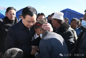西藏自治区党委书记眼眶泛红，搂住村民连声安慰