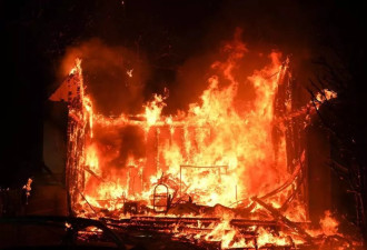 洛杉矶男子被烧身亡，仍紧握水管
