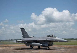 巨大油箱从F-16战斗机脱落，险些击中美国小学