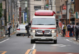 5秒惊悚画面：女大生教室挥铁锤敲人脑袋
