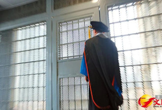 狱中苦读24年 51岁他获颁博士学位