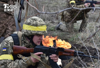 恩格斯油厂被炸成火海 朝鲜兵被逼“人肉扫雷”