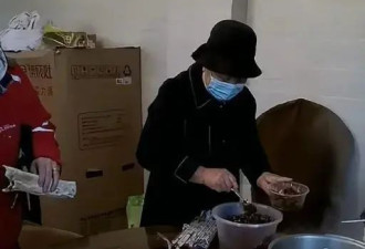刘强东母亲夸赞儿媳章泽天：新衣服是她买的