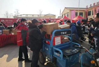 刘强东母亲夸赞儿媳章泽天：新衣服是她买的