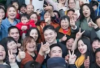 刘强东给老师发10万元红包！父亲却穿20元的衬衣