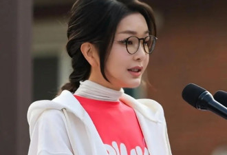 又被韩国第一夫人金建希惊艳了！穿搭宛如高中生，看不出52岁高龄