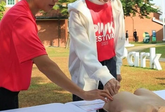 又被韩国第一夫人金建希惊艳了！穿搭宛如高中生，看不出52岁高龄